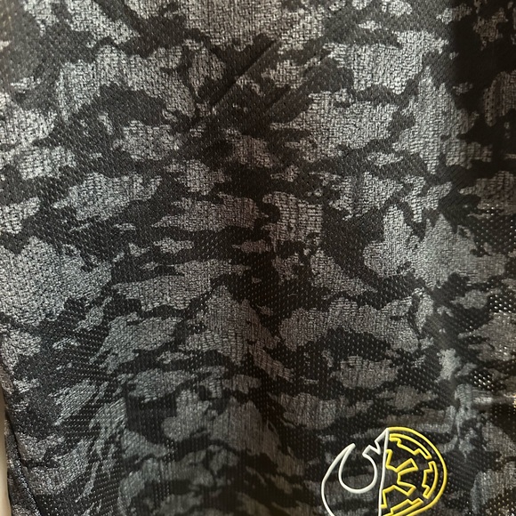 Disney Parks  Star Wars men's Stylish Gray and Yellow Shorts size L/ NWOT A114 - Picture 2 of 3